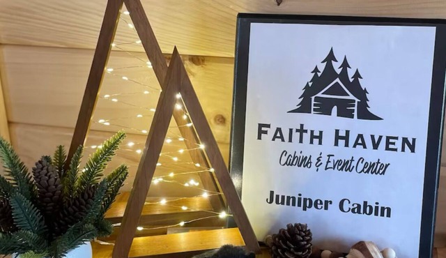 Cozy 2-bedroom cabin with hot tub nestled in the woods of Morgan County