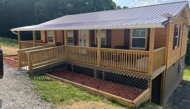 Cozy 2-bedroom cabin with WiFi, AC in delightful Rock. 2 minutes from trails.
