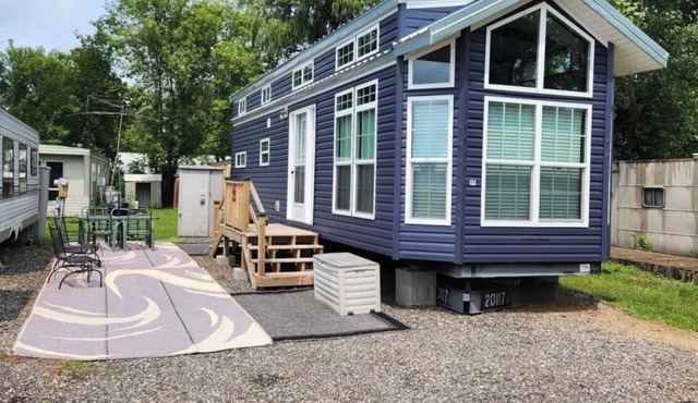 Cozy 2-bedroom campground in charming Larsen with AC