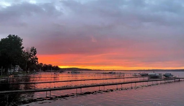 Cozy 2 Bedroom Canal Front Cottage With Private Dock