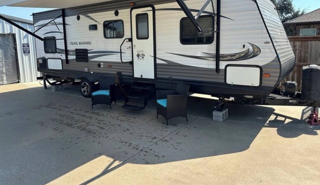 Cozy 2-bedroom caravan in nice Cleburne with AC, WiFi