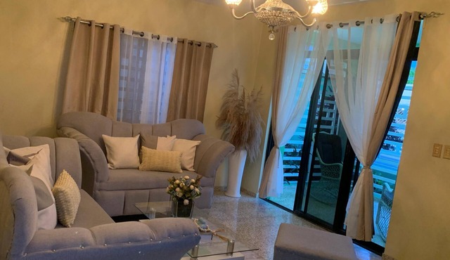 Cozy 2-bedroom chalet in delightful Baní with WiFi, AC