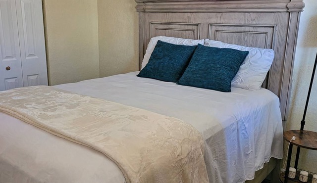 Cozy 2 bedroom close to beach and highway