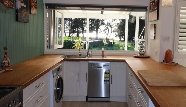 Cozy 2 bedroom cottage with lake views with Spa!