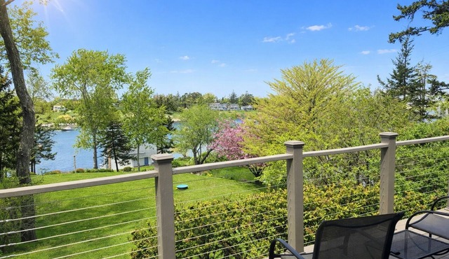 Cozy 2 bedroom cottage with beautiful views of Mackerel Cove!