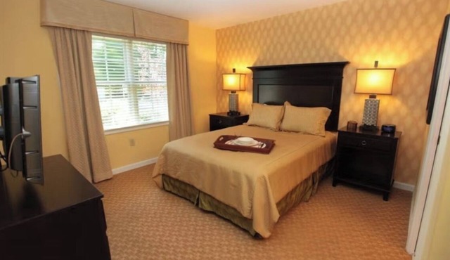 Cozy 2-bedroom condo with AC, WiFi in charming Williamsburg