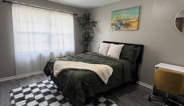 Cozy 2-bedroom condo in beautiful Gainesville with AC