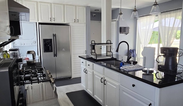 Cozy 2-bedroom condo with WiFi, AC in lovely Lake Forest.