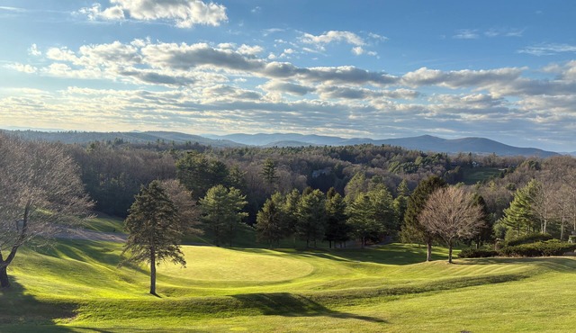 Cozy 2-bedroom condo with stunning mountain and sunset views in Roaring Gap, NC.