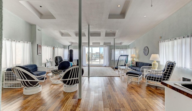 Cozy 2 bedroom Condo at the Château Sherbrooke, Blend of history & modern luxury