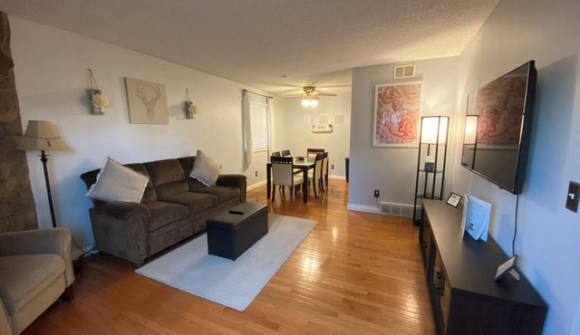 Cozy 2-bedroom condo close to both Denver and the Mountains