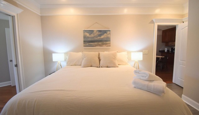 Cozy 2-bedroom condo in charming Townsend with WiFi, AC