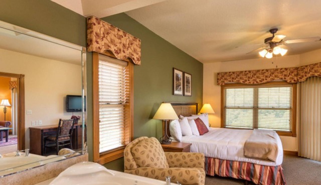 Cozy 2-bedroom condo in lovely Branson with fitness room, WiFi