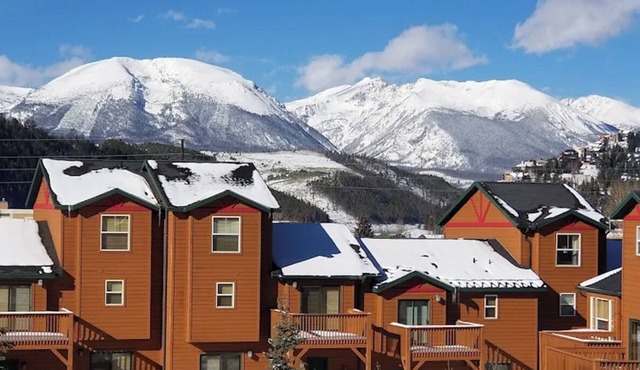 Cozy 2-bedroom condo in Winter Wonderland- beautiful Dillon, CO