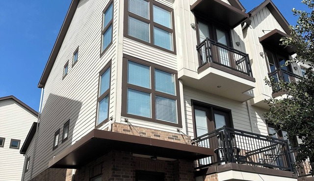 Cozy 2-bedroom condo in heart of East Downtown Houston with WiFi, AC