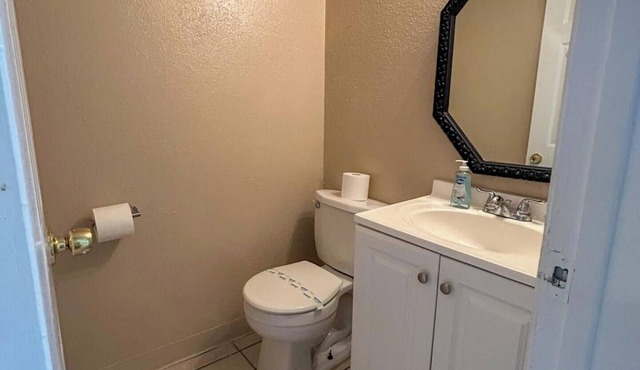 Cozy 2-bedroom condo in serene Houston with AC comfort