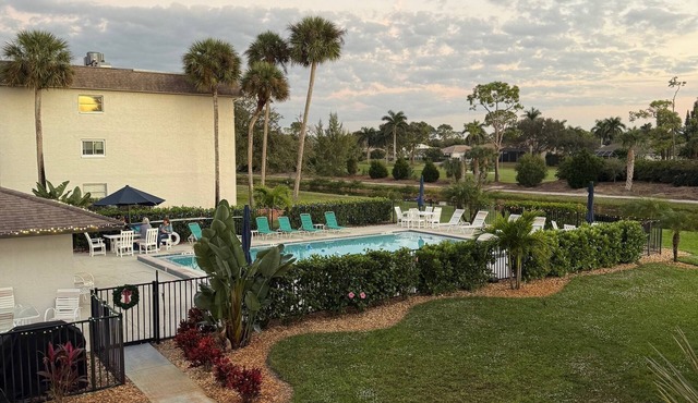 Cozy 2-bedroom condo in charming Naples with AC