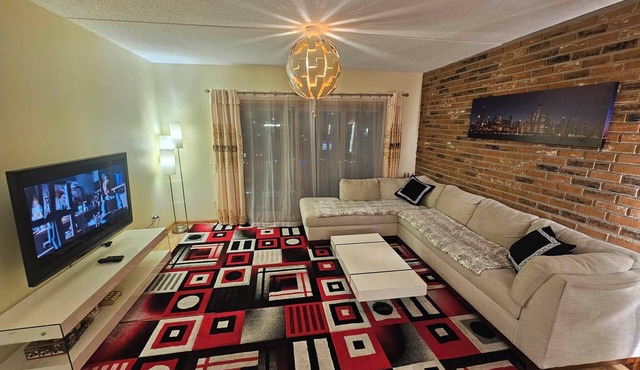 Cozy 2-bedroom condo near O'Hare/Train/Pet OK/Balcony