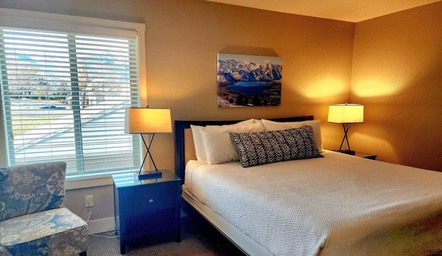 Cozy 2-bedroom condo, pool/hot tub, recreation, fitness room, WiFi, family fun