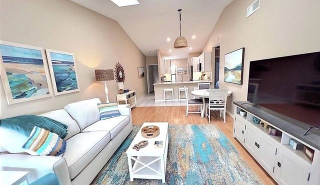 Cozy 2-bedroom condo with A/C, WiFi, & canal access in Fort Myers, new to VRBO!