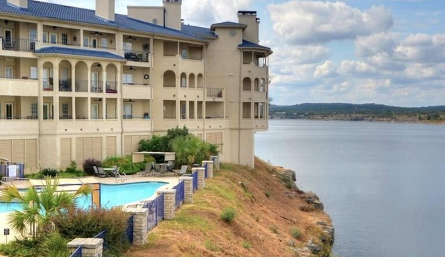 Cozy 2-bedroom condo sitting on Lake Travis in peaceful Lago Vista.