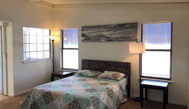 Cozy 2-bedroom condo in charming Las Vegas with AC