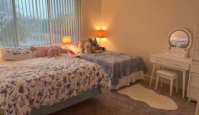 Cozy 2-bedroom condo with fitness room, indoor pool, WiFi in lovely Brighton