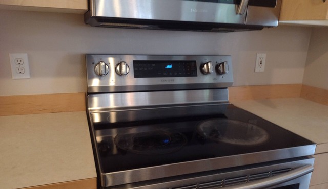 Cozy 2-bedroom condo with AC in beautiful Sammamish