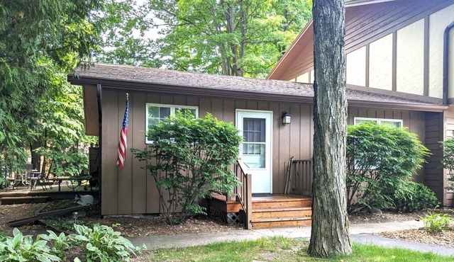 Cozy 2-bedroom condo in charming Sister Bay, walking distance to the beach