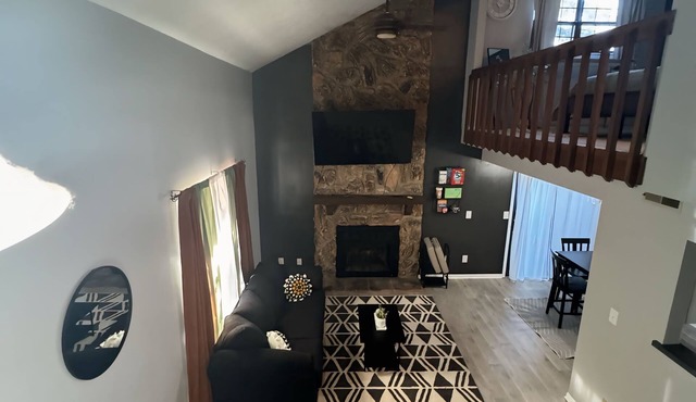 Cozy 2-bedroom condo with fireplace, WiFi, AC in charming Fairborn