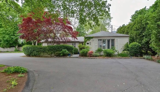 Cozy 2-bedroom Condo-Walk to beach and downtown with off-street parking and AC