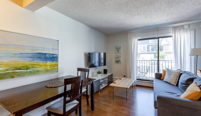 Cozy 2 bedroom condo with parking close to downtown