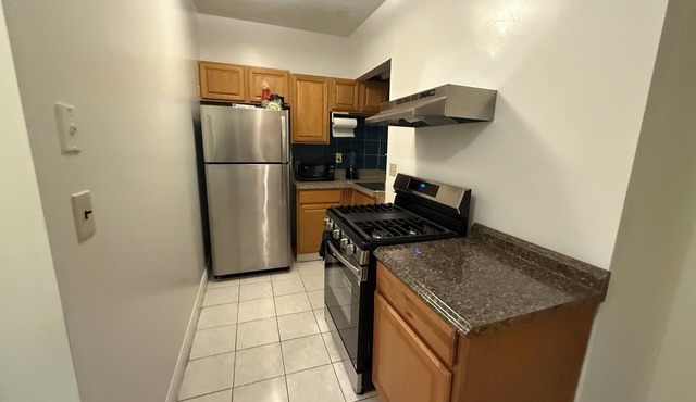 Cozy 2-bedroom condo with AC, WiFi in brilliant Boston/Allston & Private Parking