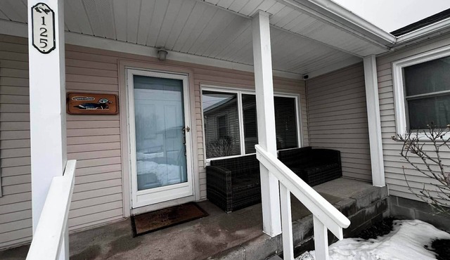 Cozy 2 bedroom corner canal cottage in gorgeous Algonac with AC.