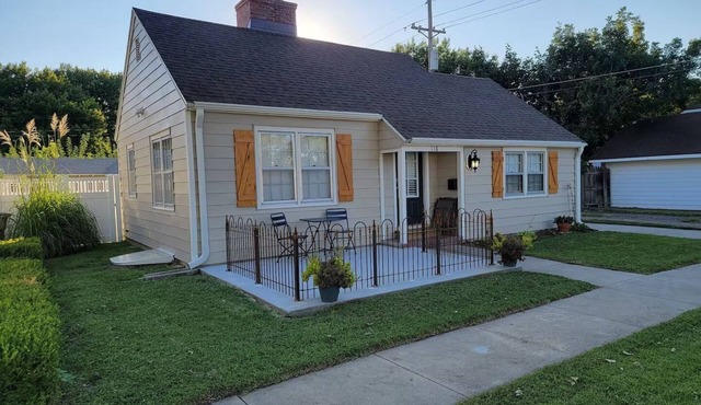 Cozy 2-bedroom cottage in charming Grand Island with WiFi, AC