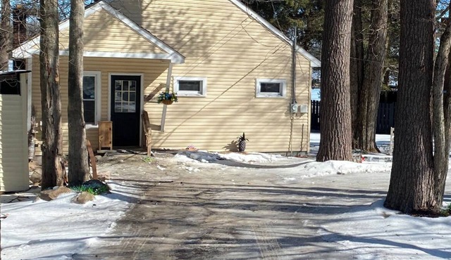 Cozy 2-bedroom cottage in charming Lake Harmony with wi-fi