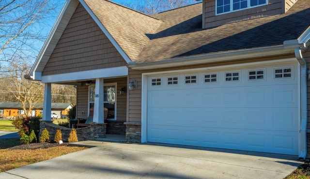 COZY 2 Bedroom Cottage with Garage - Seasonal Pool - Jacuzzi Tub - Pigeon Forge