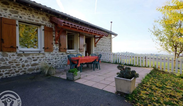 Cozy 2-bedroom cottage with pets allowed in the countryside