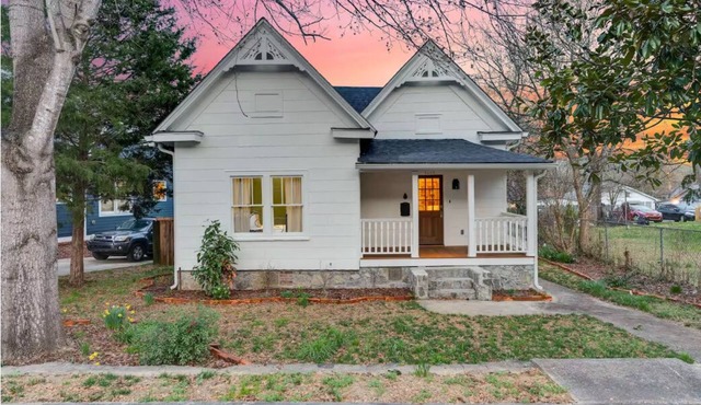 Cozy 2-bedroom cottage in lovely Chattanooga. Pet Friendly!