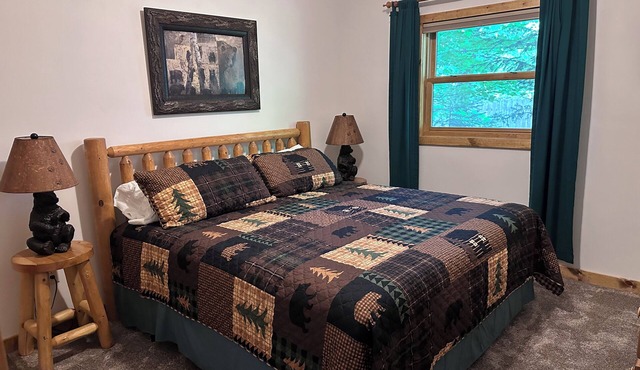 Cozy 2-bedroom Cottage on Chain of Lakes in Eagle River with AC, Dishwasher