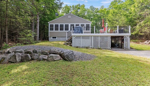 Cozy 2-bedroom cottage in charming Frye Island-Four minute walk to the beach