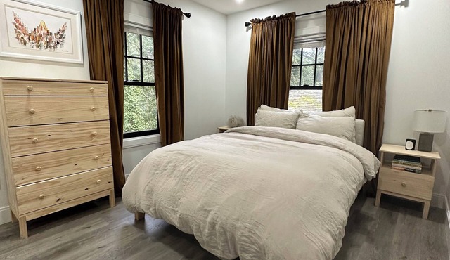 Cozy 2-bedroom cottage in fabulous Lake Oswego