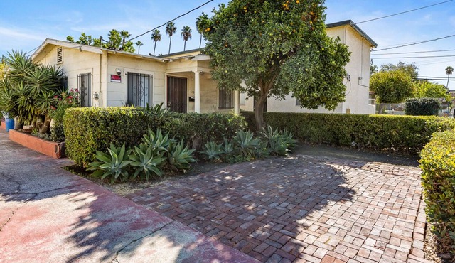 Cozy 2-bedroom cottage in the heart of L.A.