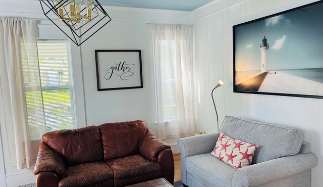 Cozy 2-bedroom cottage with two decks. Centrally located. Pet-friendly.