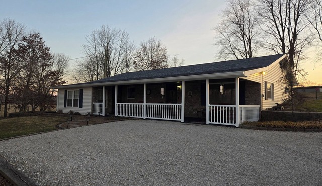 Cozy 2-bedroom cottage in charming Cannelburg with lots of privacy