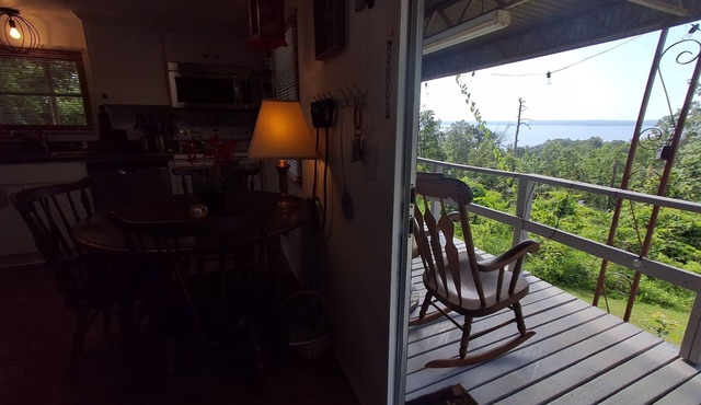 Cozy 2-bedroom cottage in charming Abbeville with AC