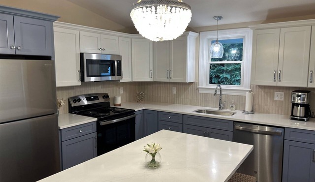 Cozy 2-bedroom cottage in tranquil Jamestown with AC