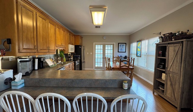 Cozy 2-bedroom cottage with AC in welcoming Lafayette