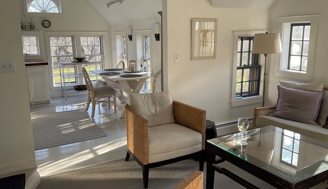 Cozy 2-bedroom cottage in Quidnet area, close to golf course and ocean.