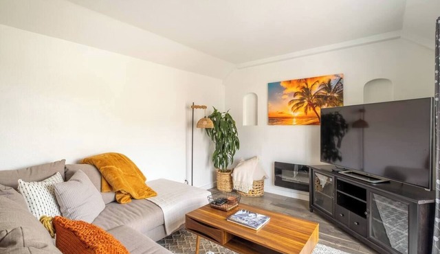 Cozy 2 Bedroom Cottage with Bay View